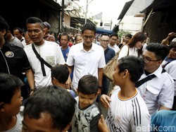 Blusukan ke Cengkareng, Sandiaga Sempatkan Melayat Warga yang Meninggal