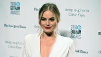 Foto Mesra Bukti Margot Robbie Sudah Resmi Menikah