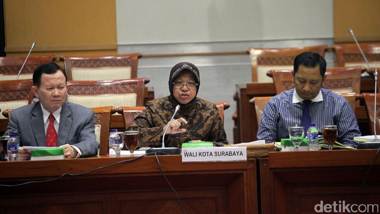 Saat Risma Terisak Cerita Nasib Pedagang Pasar Turi di DPR