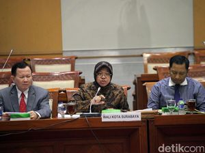 Saat Risma Terisak Cerita Nasib Pedagang Pasar Turi di DPR