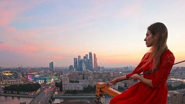 Potret Muda-mudi Nekat di Ketinggian yang Bikin Merinding