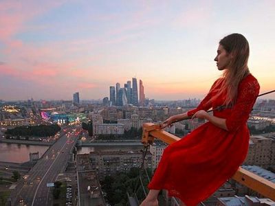 Potret Muda-mudi Nekat di Ketinggian yang Bikin Merinding