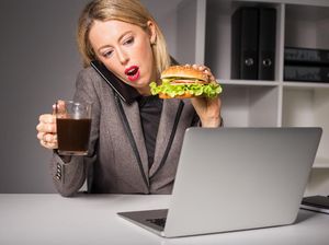 Suka Tunda Waktu Makan Siang, Siap-siap Perut Jadi Melar