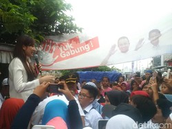 Kekaguman Artis Helmalia Putri: Saya Lihat Sandiaga Salat Dhuha di Pesawat