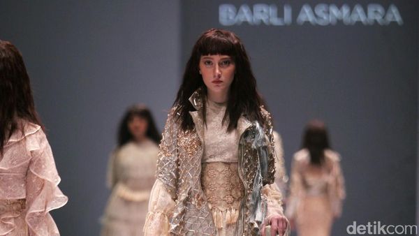 Foto: Koleksi Barli Asmara di Jakarta Fashion Week 2017