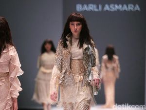 Foto: Koleksi Barli Asmara di Jakarta Fashion Week 2017