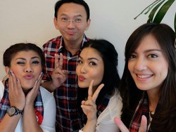 Kala Ahok Berpose Duck Face Bersama Cewek-cewek Kece