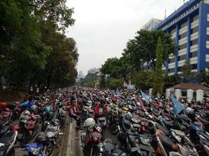Buruh Parkir Motor di Tengah Jl Merdeka Barat, Begini Penampakannya