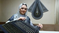 Wanita Ini Tulis Ulang Al Quran dengan Tinta Emas Selama 3 Tahun