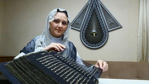 Wanita Ini Tulis Ulang Al Quran dengan Tinta Emas Selama 3 Tahun