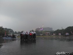 Hujan Deras, Puluhan Ribu Orang Apel Nusantara Bersatu di Lapangan Gasibu Bubar
