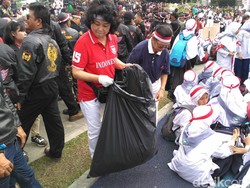 Ikut Nusantara Bersatu, Massa dari Budha Tzu Chi Punguti Sampah di Tengah Kerumunan