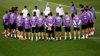 Dari Spanyol, pemain-pemain Real Madrid mengheningkan cipta sebelum sesi latihan hari Rabu kemarin. (Foto: REUTERS/Juan Medina)
