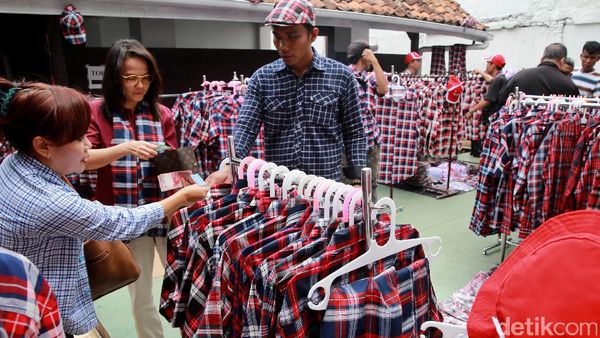 Penjual Baju Kotak-kotak di Rumah Lembang