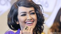 Julia Perez dan Cincin Emas di Jemarinya