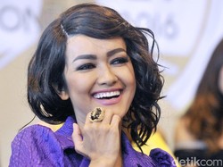 Akan Jalani Operasi Tulang Belakang, Julia Perez Sempatkan Pulang ke Rumah