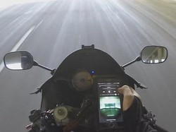 Begini Jadinya Mengendarai Motor Sambil Bermain Ponsel