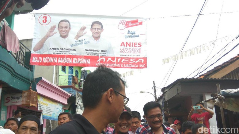 Saat Djarot Blusukan ke Duri Kosambi dan Lewati Spanduk Lawan