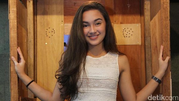 Kaki Jenjang Caitlin Halderman