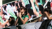 Setelah kabar kecelakaan pesawat Chapecoense tersebar, ribuan orang langsung memadati Arena Conda. Fans dan anggota keluarga pemain serta ofisial tim berdoa bersama sambil diliputi rasa duka mendalam. (Foto: REUTERS/Paulo Whitaker)