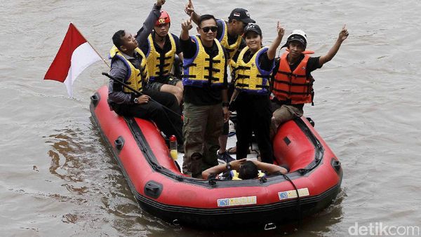 Agus Yudhoyono Susuri Ciliwung dan Makan Nasi Kebuli Bareng Warga