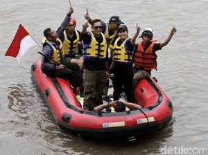 Agus Yudhoyono Susuri Ciliwung dan Makan Nasi Kebuli Bareng Warga