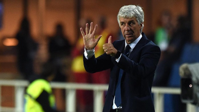 BERGAMO, ITALY - SEPTEMBER 21:  Head Coach Gian Piero Gasperini of Atalanta issues instructions during the Serie A match between Atalanta BC and US Citta di Palermo at Stadio Atleti Azzurri dItalia on September 21, 2016 in Bergamo, Italy.  (Photo by Tullio M. Puglia/Getty Images)