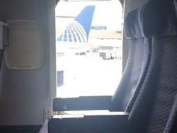 Ternyata Tak Semua Orang Boleh Duduk di Samping Pintu Daruat Pesawat