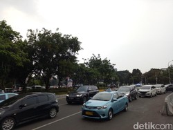 Massa Buruh Membubarkan Diri, Jalan Medan Merdeka Barat Sudah Bisa Dilintasi