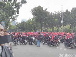 Ada Demo Buruh di Depan Balai Kota, Jl Medan Merdeka Selatan Ditutup