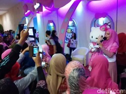 Dihibur Hello Kitty yang Menggemaskan di Dufan