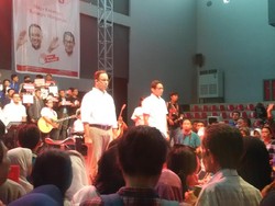 Anies-Sandi Kampanye di GOR Cempaka Putih, Ajak Pendukung Nyanyi