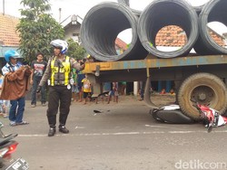 Motor Ringsek Terlindas Truk, Dua Pengendaranya Selamat