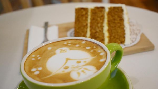 Bersantai dengan Secangkir Coffee Latte Hangat dan Carrot Cake