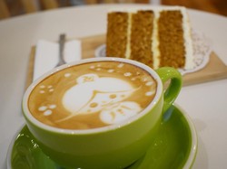 Coffee Cup by Cherie: Asyiknya Ngopi Hot Latte Diiringi Carrot Cake yang Lembut