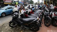 Parkir Liar Rebut Hak Pejalan Kaki di Jalan Dewi Sartika