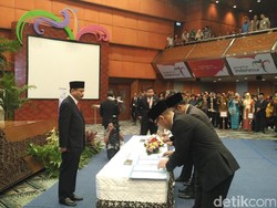 Menpar Resmi Lantik Badan Pelaksana Otorita Danau Toba