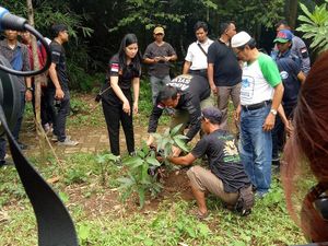 Ditemani Annisa, Agus Yudhoyono Tanam Pohon Mangga di Pinggir Ciliwung