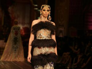 Gaun Glamour nan Eksentrik di Koleksi La Divina Marchesa Sebastian Gunawan