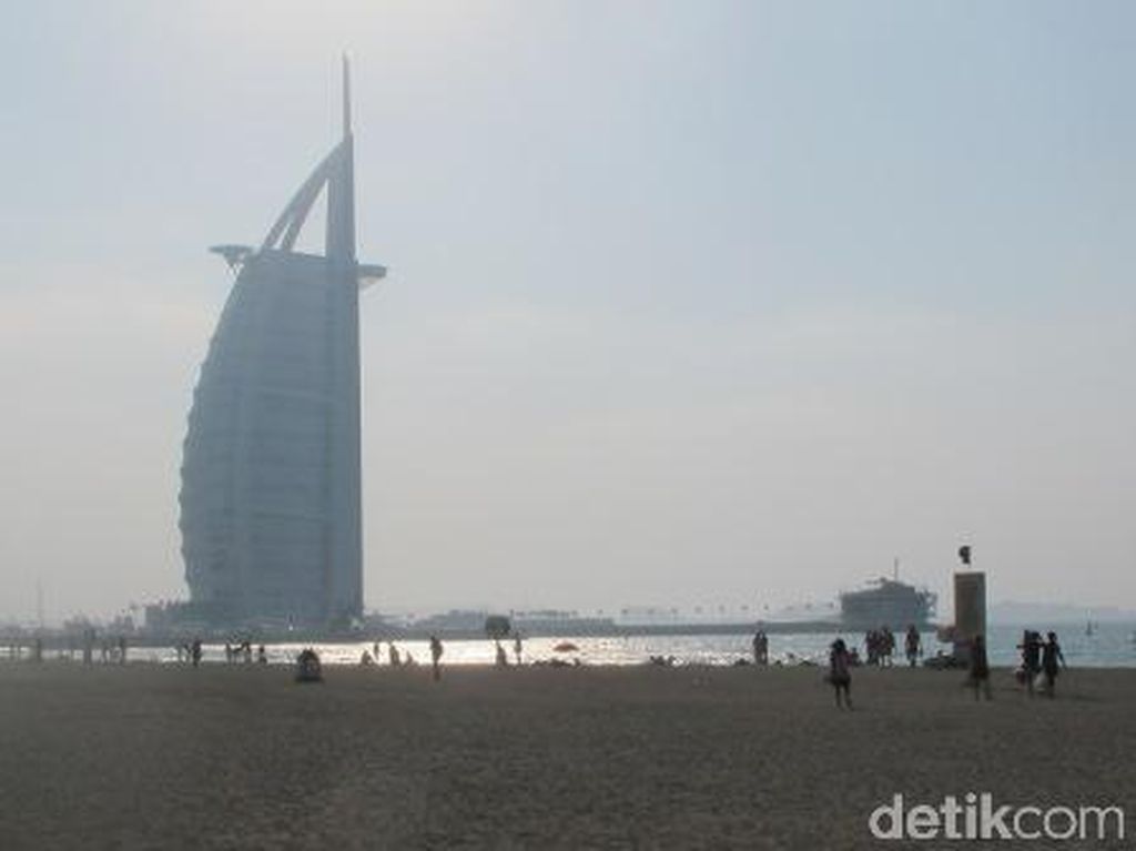 Pantai Bikini Dubai Dibuka Kembali