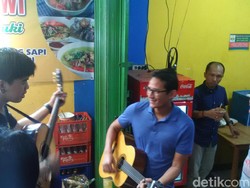 Jreeng! Saat Petikan Gitar Sandiaga Iringi Pengamen Lantunkan Munajat Cinta