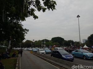 Demo Buruh di Monas Bikin Lalin Tersendat Demo Buruh di Monas Bikin Lalin Tersendat