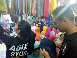 Temani Agus di Tanah Abang, Annisa Pohan Asyik Belanja Jilbab