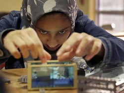 Cara Keren Protes Donald Trump: Menang Kompetisi Robot