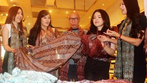 Olivia Jensen dan Tina Toon Hadiri Batik Charity Exhibition