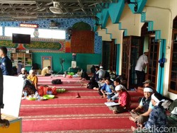 Melihat Massa Aksi 2 Desember yang Menginap di Masjid Al Ihsan Jakpus