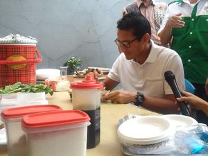 Kampanye di Pondok Bambu, Sandiaga Icipi Hasil Lomba Masak