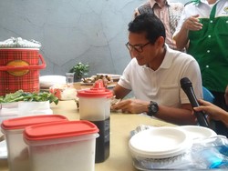 Kampanye di Pondok Bambu, Sandiaga Icipi Hasil Lomba Masak