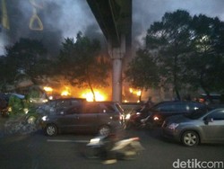 Bus TransJ Gandeng Terbakar di Depan BNN, Lalin Macet 2 Km