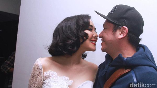 Mesra dengan Gisel, Pipi Gading Ada Lipstik Nih!